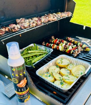 Léto je čas dobrodružství ☀️ – obytňákem po horách 🚐, na chalupě u lesa 🌲, u babičky na venkově 🧺 nebo jen tak s přáteli...